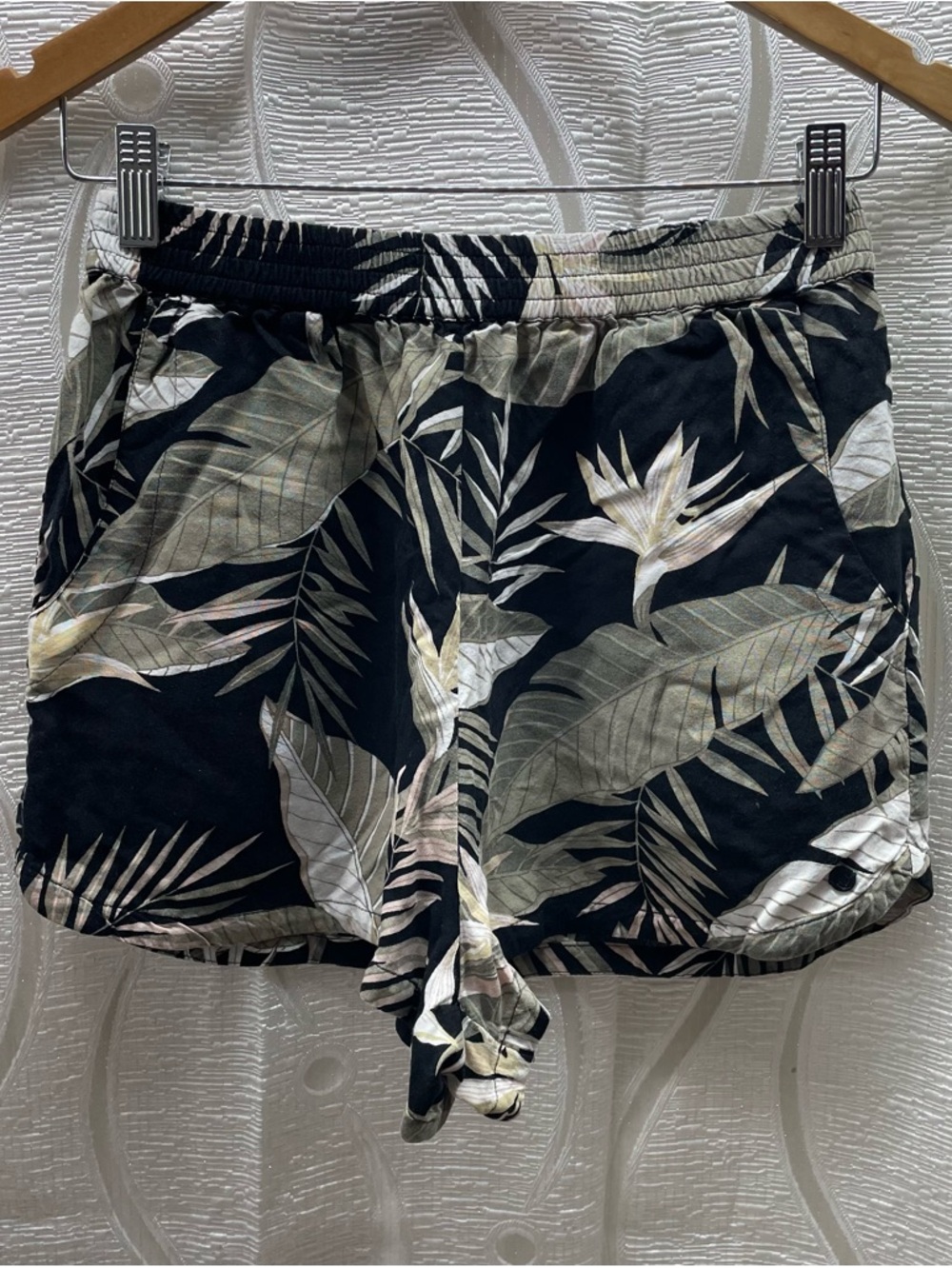 Volcom Tropical Leaf Shorts Women Small Black Floral‎ Elastic Waist Excellent